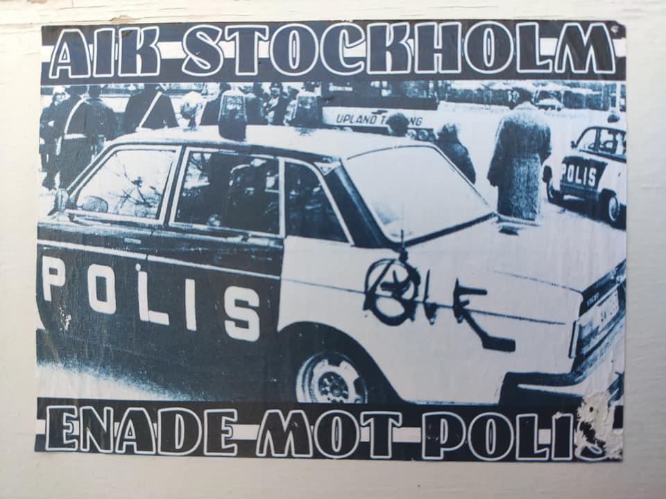 αυτοκολλητο της AIK STOCKHOLMστον πλατανια το κατω σημαινει ενωμένοι ενάντια στην αστυνομία  