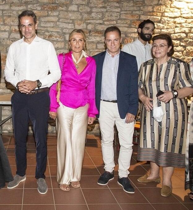 κα να της πιανει τον κωλο