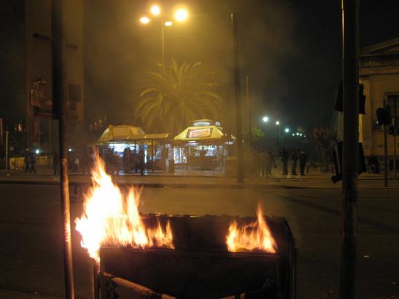 Μια διακριτικη φωτιά σε έναν σκουπιδοτενεκέ , μια μπυρα απο το περίπτερο που κανει καλές δουλειές. Τ...