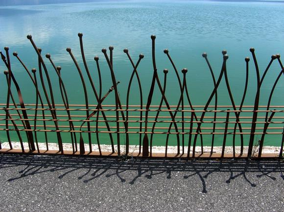 .. παντού ,αυτά είναι ψυχεδελικά κάγκελα στη λίμνη ιωαννίνων